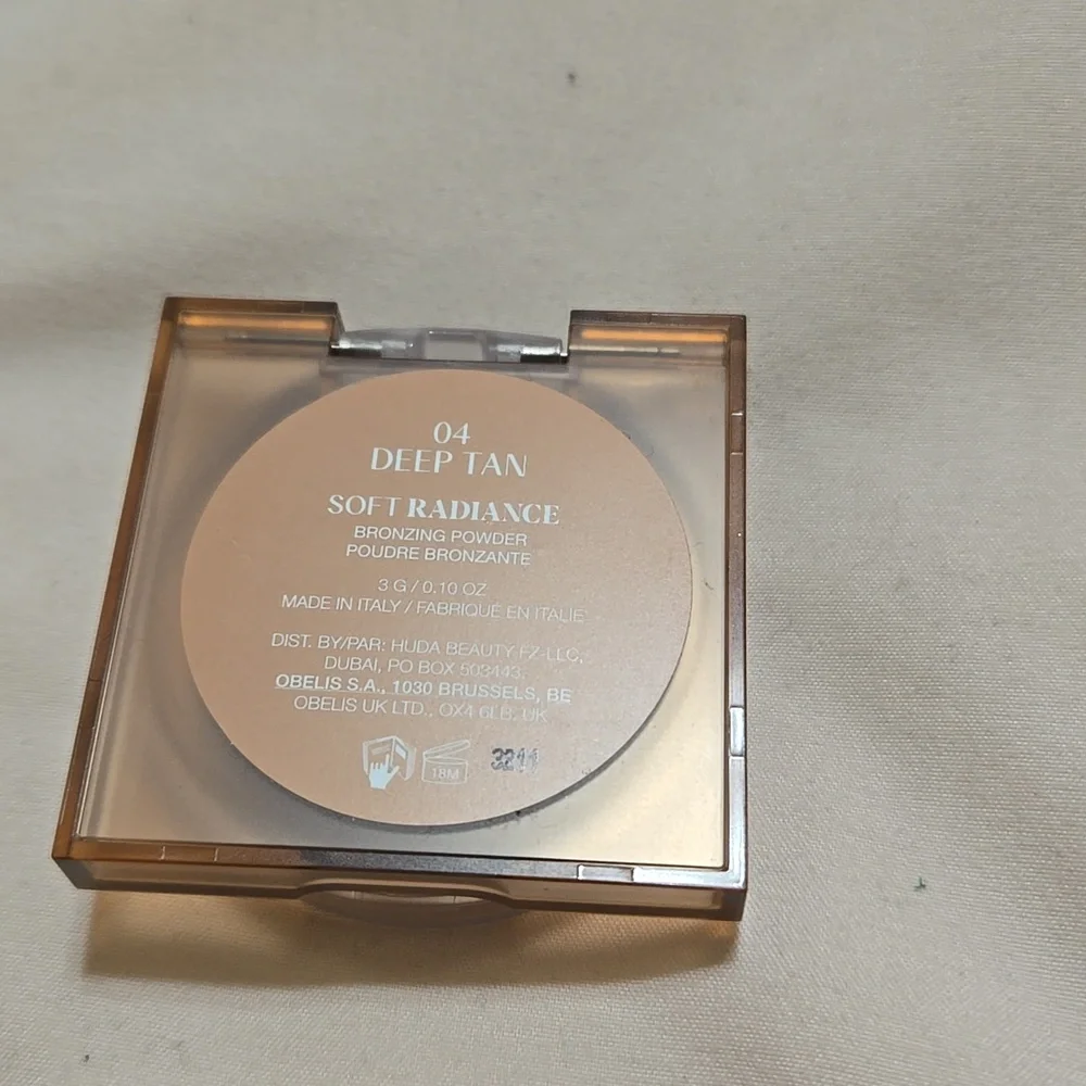 GloWish by Huda Beauty Compact